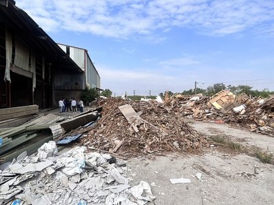 高雄山坡棄置數百噸垃圾　岡山區里長父子遭聲押