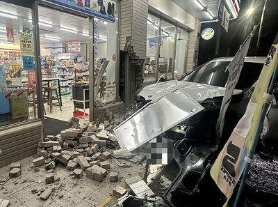 彰化駕駛涉違規超車釀連環撞　行人疑等紅燈遭撞