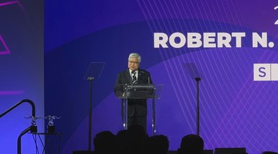 魏哲家矽谷領羅伯特諾伊斯獎  獻給台積電團隊