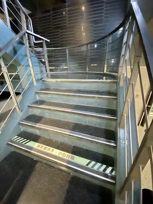 市府大廳樓梯陡婦人重摔  新北增燈光貼警語示警
