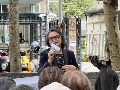 沈文程快閃宣導高齡換照新制　喊「第一個報到」