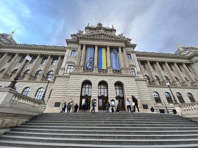 從烏克蘭國旗到故宮海報 捷博館外牆意見交鋒