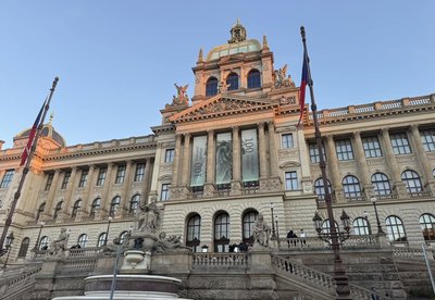 從烏克蘭國旗到故宮海報 捷博館外牆意見交鋒