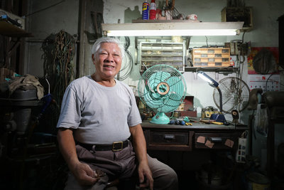 7旬匠人維修技藝精湛　老電扇轉動吹送懷舊涼意