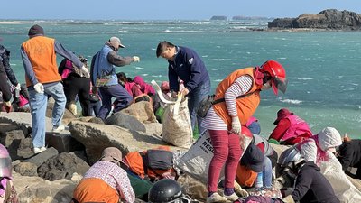 澎湖摩西分海淨灘活動 近500人合力恢復海岸美景