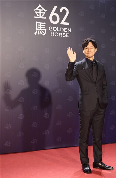 西島秀俊偕翁倩玉走金馬紅毯 最想吃台灣豆花