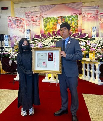 致敬客家流行音樂推手　客委會頒旌揚狀追思邱從容