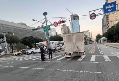 台中行人走斑馬線遭右轉貨車撞傷　警方將罰駕駛