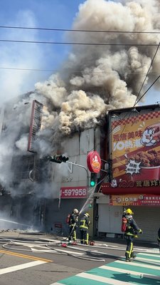 台中逢甲商圈民宅火警招牌險砸消防　1人受困獲救