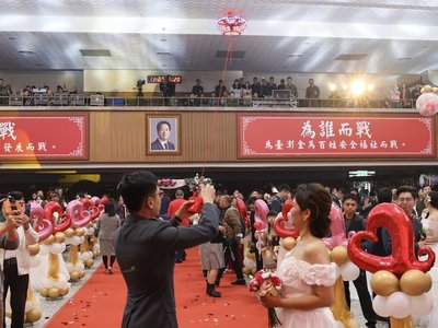 陸軍舉行聯合婚禮　官兵精準操作無人機遞送戒指