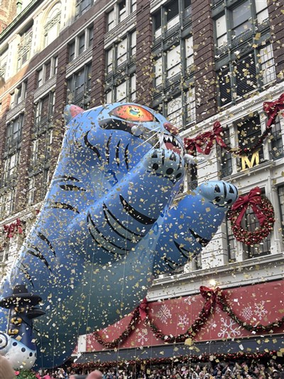 Kpop獵魔女團梅西百貨遊行熱唱 老虎Derpy氣球升空吸睛