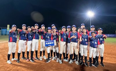 災情重創球場　光復國中球員當鏟子超人救器材