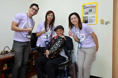 漆畫師失輪椅光復激流中挺3小時　災後門諾長照接住