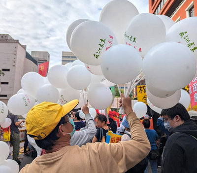 秋鬥百人上街　批逾兆元國防預算恐排擠教育社福