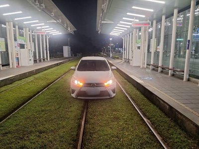 7旬婦開車誤入高雄輕軌軌道陷草地　無人傷函送偵辦