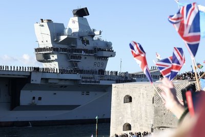 威爾斯親王號航艦打擊群返抵英國　數千民眾盛大歡迎