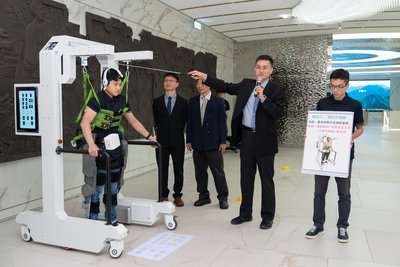 台灣團隊首創AI隨動步行復健機器人　用意念控制行走