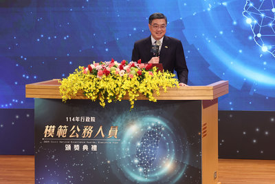頒發模範公務員 卓榮泰:面面俱到照顧軍公教