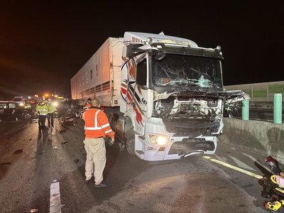 國1南下台中路段4車連環車禍　9傷1人不治