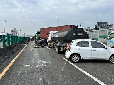 高雄國10西向3.7公里7車追撞　事故仍排除中