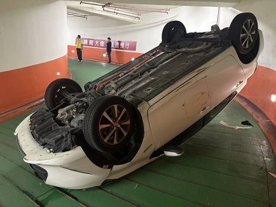 桃園女停車場下坡擦牆翻車　四輪朝天畫面引熱議