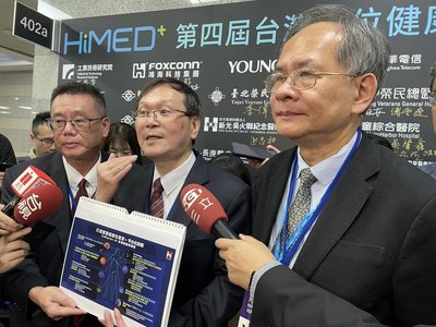 鴻海擴大醫療布局 刷手機器人明年春季導入台中榮總