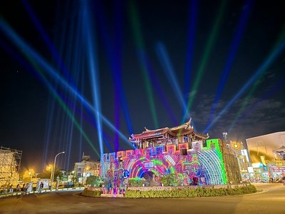 屏東恆春劇場館開幕光雕秀彩排　民眾驚豔搶拍