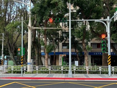 護欄裝人行道內側惹議 北市新工處:與地方共識