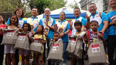 旅菲台商化身耶誕老人　為墓地貧童發送食品包