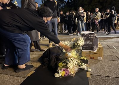 香港宏福苑大火奪159命　在台港人自由廣場悼念