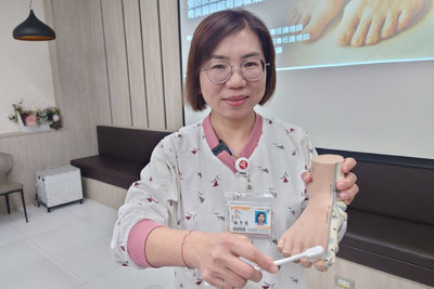 台南8旬翁趾甲厚長不願修剪 足部護理團隊助解困