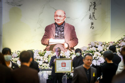 醫師作家陳耀昌告別式 李遠代表頒贈總統褒揚令