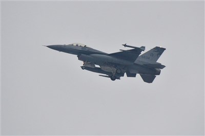 空軍：F-16飛官日前訓練短暫G力昏迷　平安降落