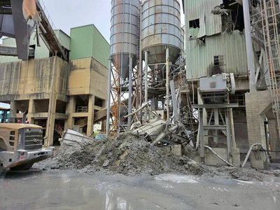 桃園水泥預拌廠更換桶槽意外倒塌　無人傷亡