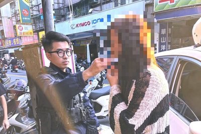 新莊男等紅燈見警急藏電子煙　查扣喪屍煙彈送辦