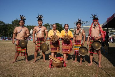 菲國原民來台參賽羽飾遭海關沒入 網友支援雞毛