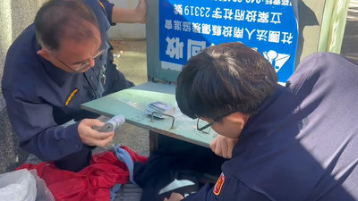 20萬元誤丟舊衣回收箱 南投警逐件翻找助尋回