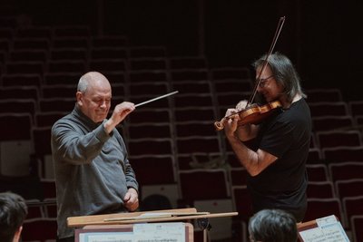 卡瓦科斯攜手NSO 演繹柴科夫斯基小提琴協奏曲