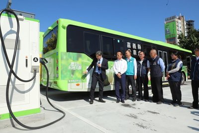 嘉縣府斥資1.1億購電動公車 提升公共運輸品質