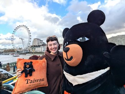 英國插畫家為台灣設計倫敦巴士廣告 傳送寶島溫暖