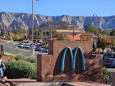 全球唯一藍色麥當勞 網紅打卡點離台積電美國廠不遠