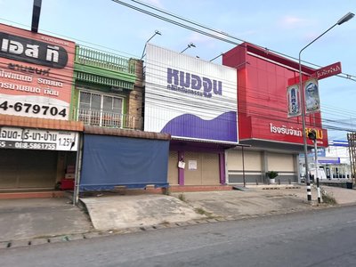 砲火聲中按下暫停鍵 泰國邊境村莊留守家園的人