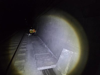 台鐵漢本至武塔間電纜遭剪斷 鐵警調監視器追查