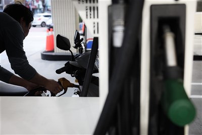 中油:汽柴油15日起調降4角 95無鉛每公升28.3元