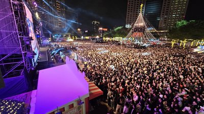 新北耶誕城演唱會第2場 不畏低溫市民廣場擠爆