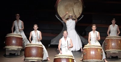 優人神鼓巴黎演出「入夜山嵐」 法觀眾:輕盈又莊嚴