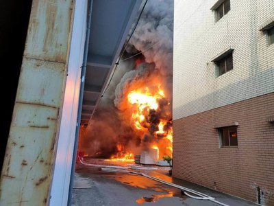 高雄大發工業區塑膠工廠疑機台起火 消防灌救中