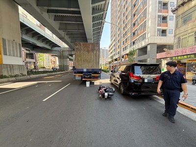 新北中和騎士疑閃違停追撞貨車 右腿遭輾斷肢