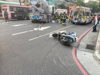新店水泥車轉彎疑視線死角撞機車 騎士遭捲車底亡