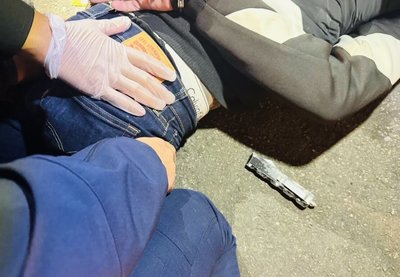 板橋疑行人碰撞 酒意男竟持刀攻擊遭警壓制送辦